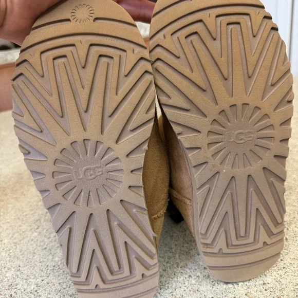 Ugg bow boots - Picture 3 of 4